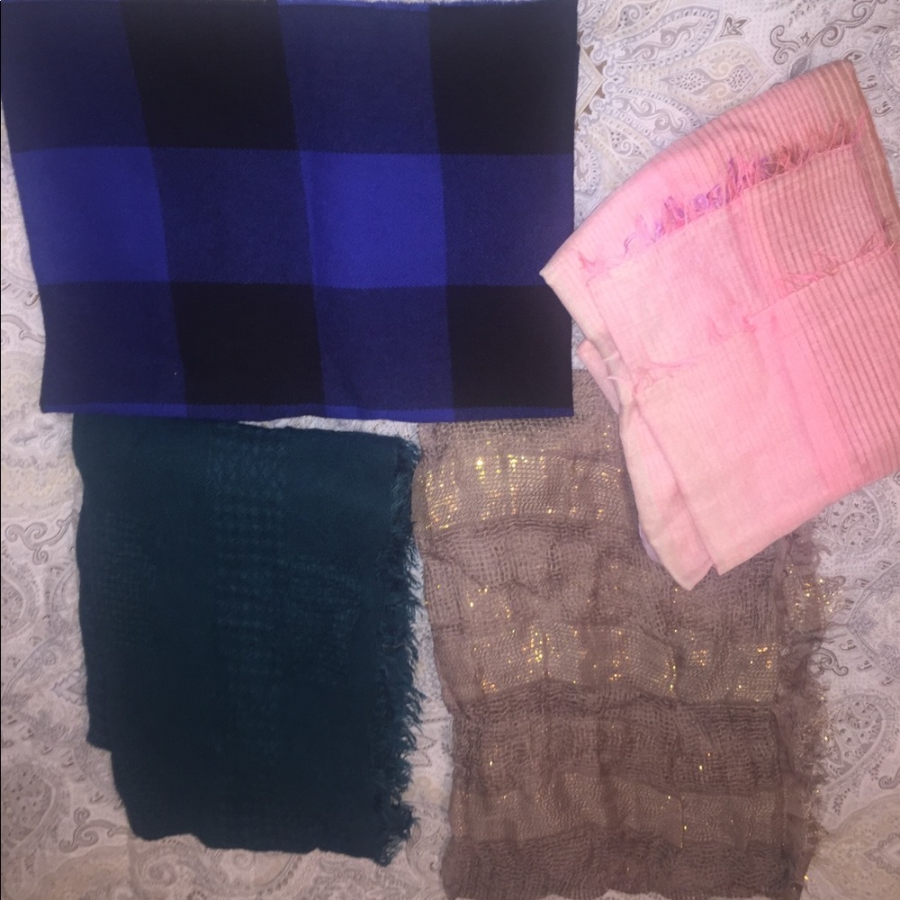Lot of 4 scarves